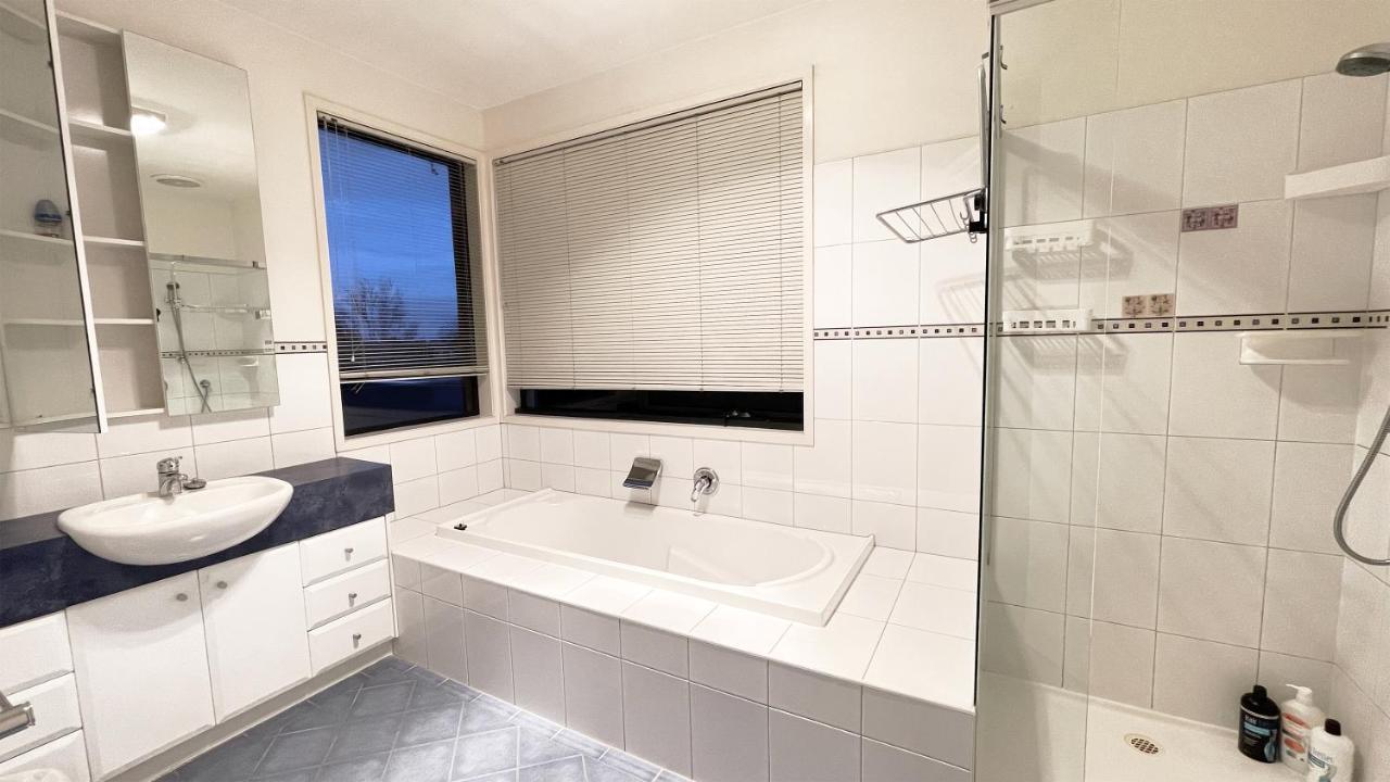 Luxury 7Brm Entire House Lakeview Blackswans Wifi Bbq Resort Point Cook Exterior foto
